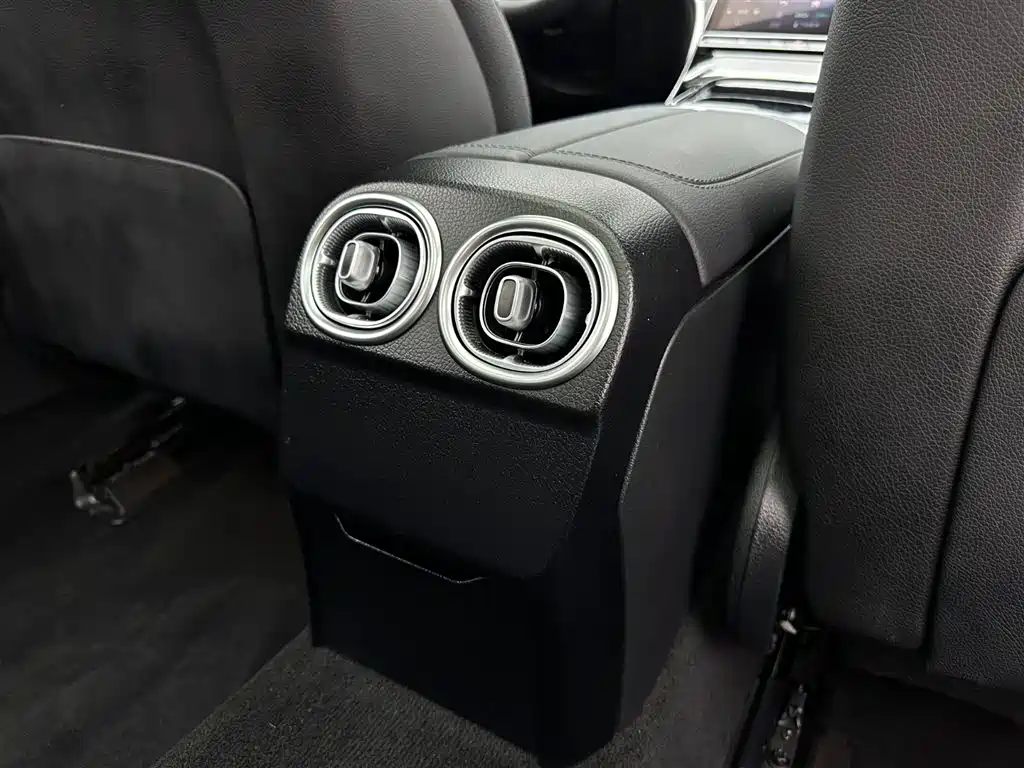 Mercedes-Benz C-Class 2024 — фото 25