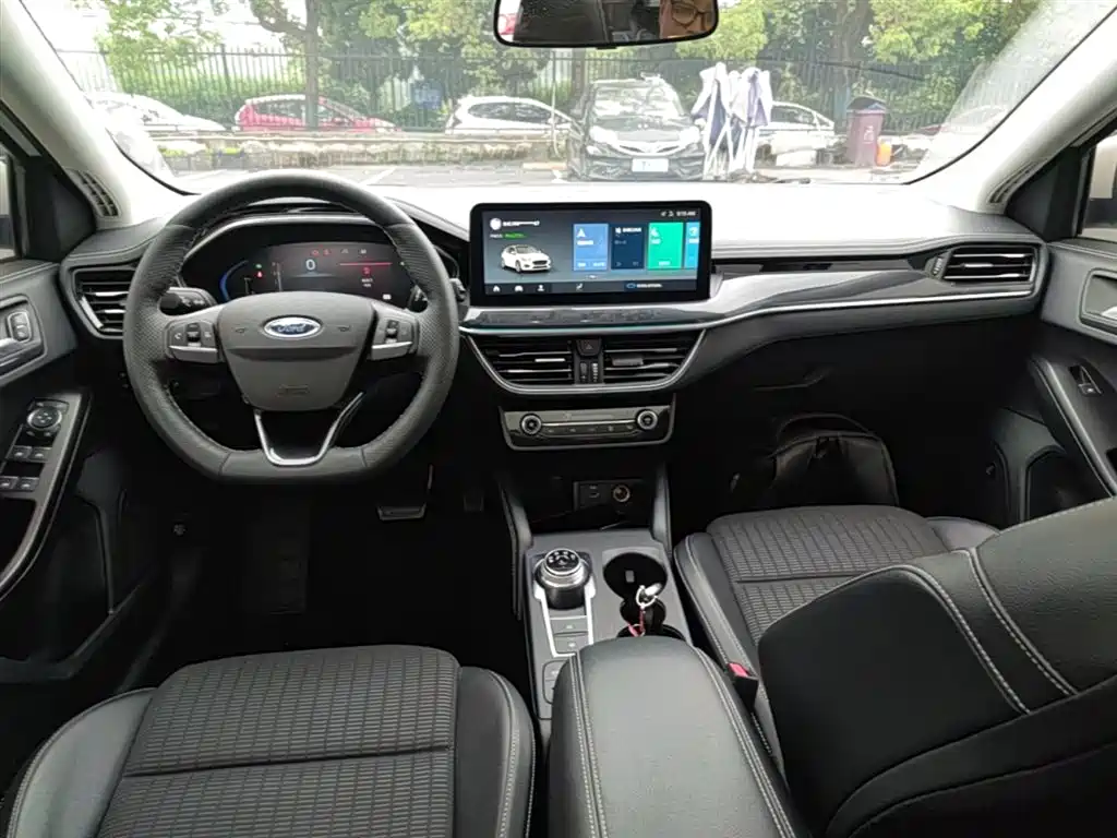 Ford Focus 2021 — фото 10