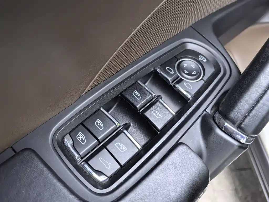 Porsche Cayenne 2017 — фото 10