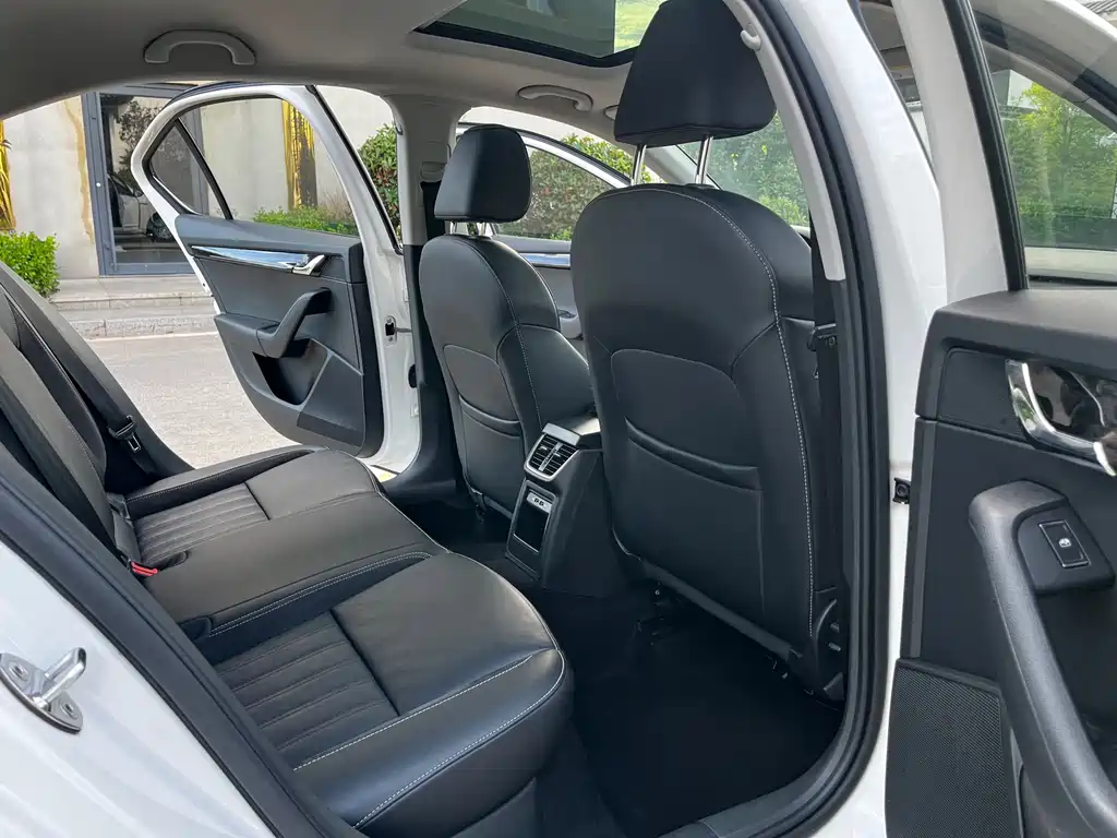 Skoda Octavia 2018 — фото 11