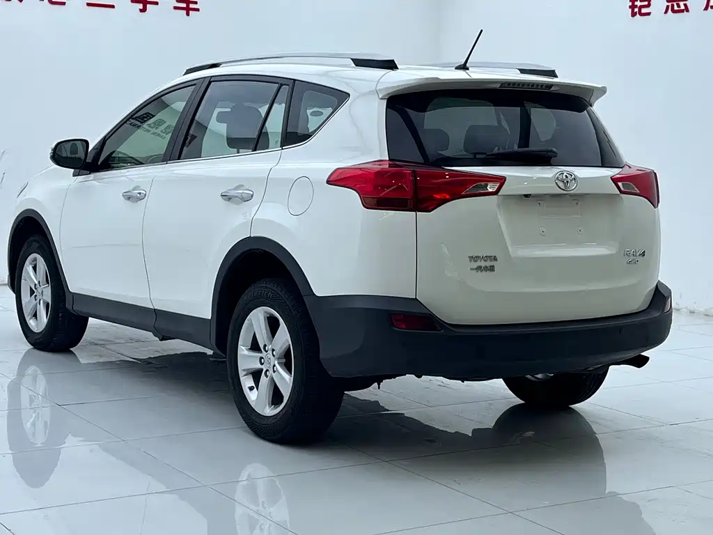 Toyota RAV4 2015 — фото 10