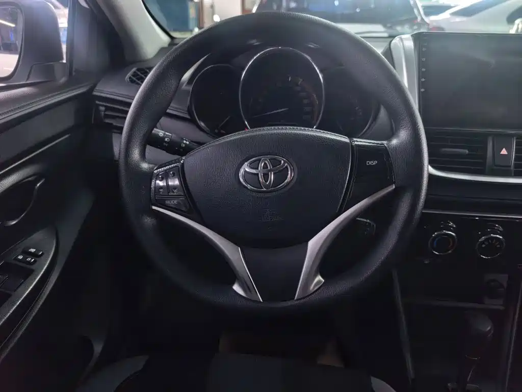 Toyota Yaris L 2022 — фото 3