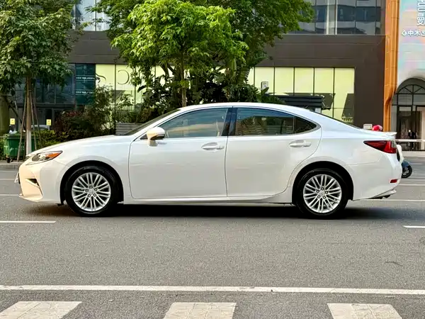 Lexus ES 2016