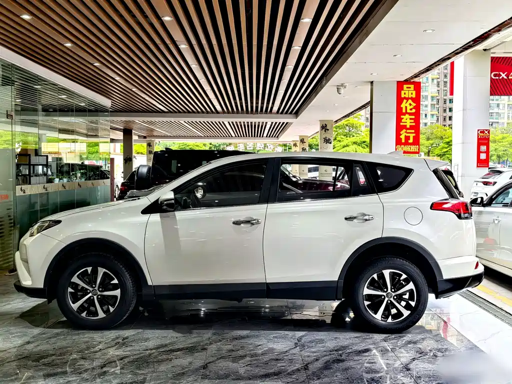 Toyota RAV4 2017 — фото 23