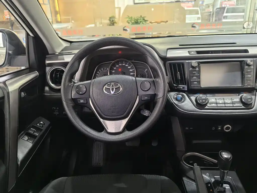 Toyota RAV4 2017 — фото 14