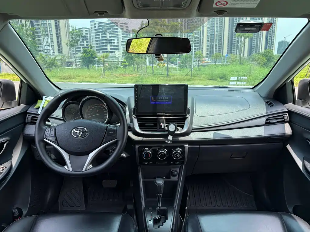 Toyota Yaris L 2022 — фото 13