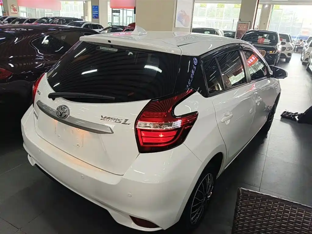 Toyota Yaris L 2019 — фото 7