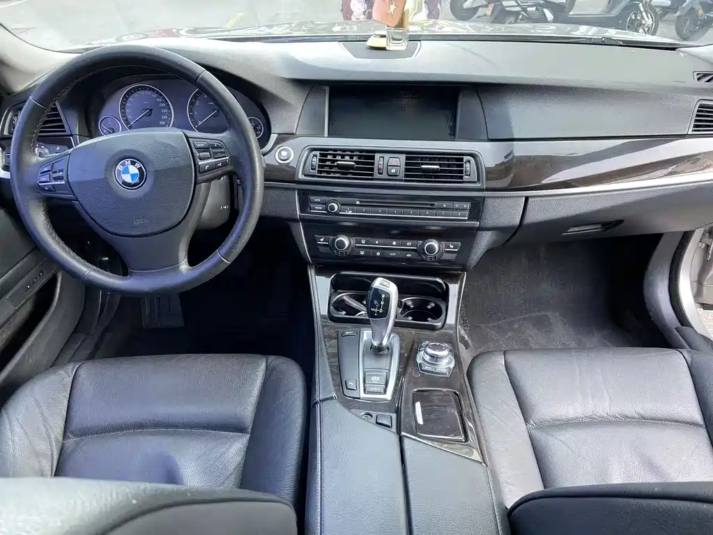 BMW 5 Series 2012 — фото 11