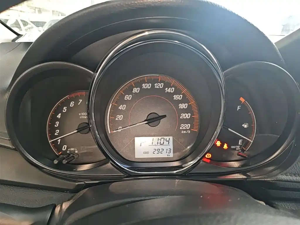 Toyota Yaris L 2020 — фото 12