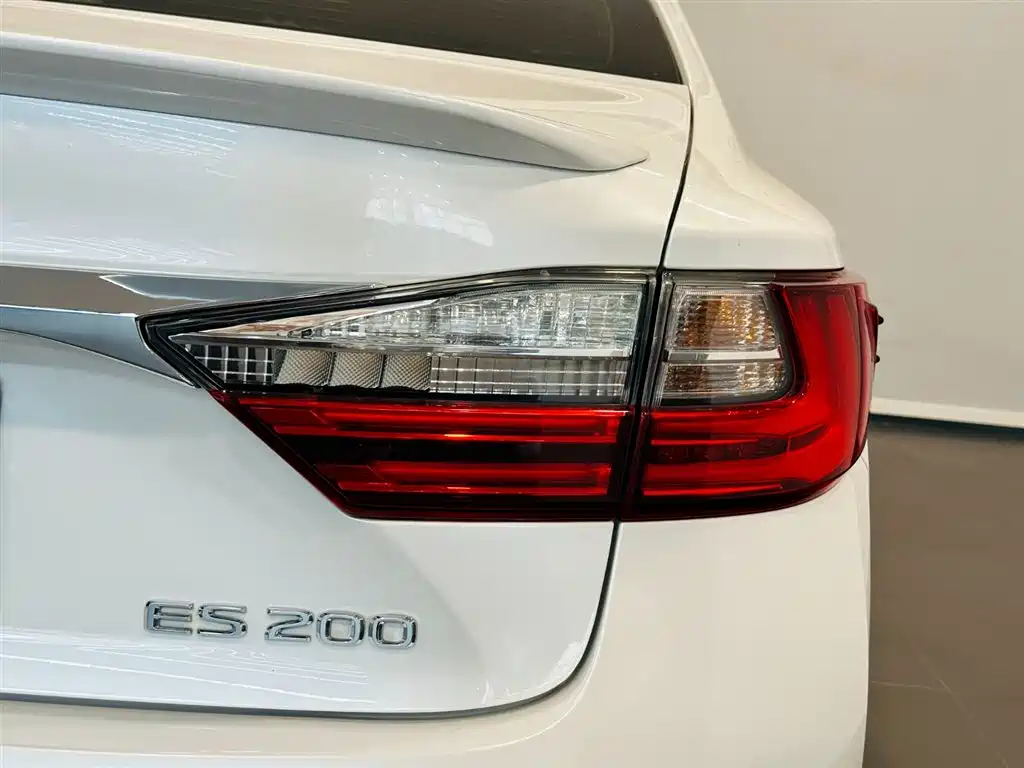 Lexus ES 2018 — фото 16