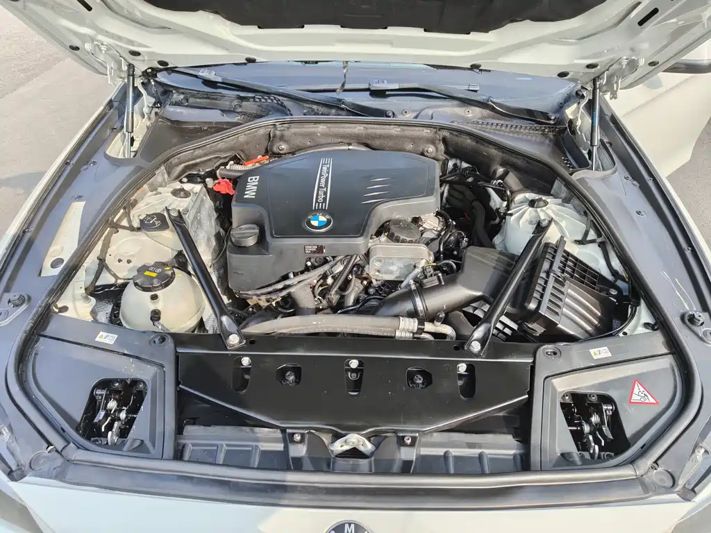 BMW 5 Series 2015 — фото 15