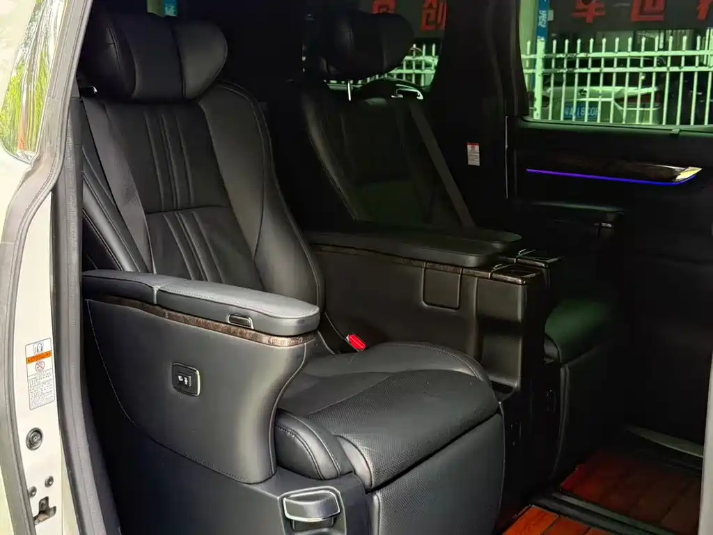 Toyota Alphard 2020 — фото 11