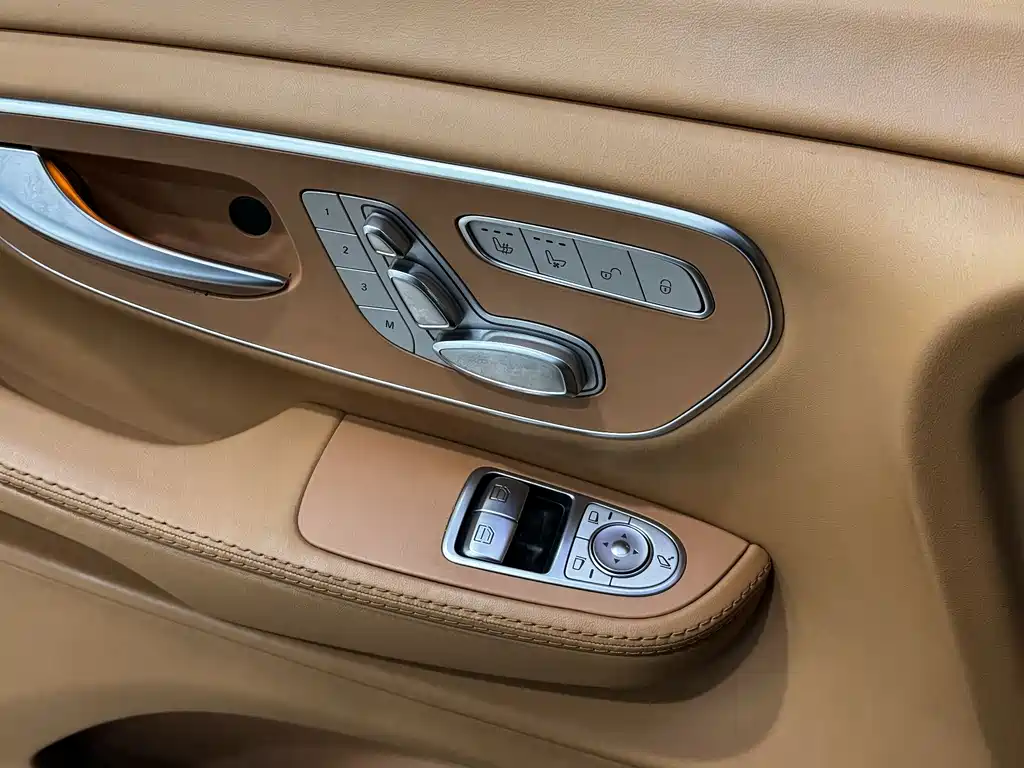 Mercedes-Benz V-Class 2021 — фото 26