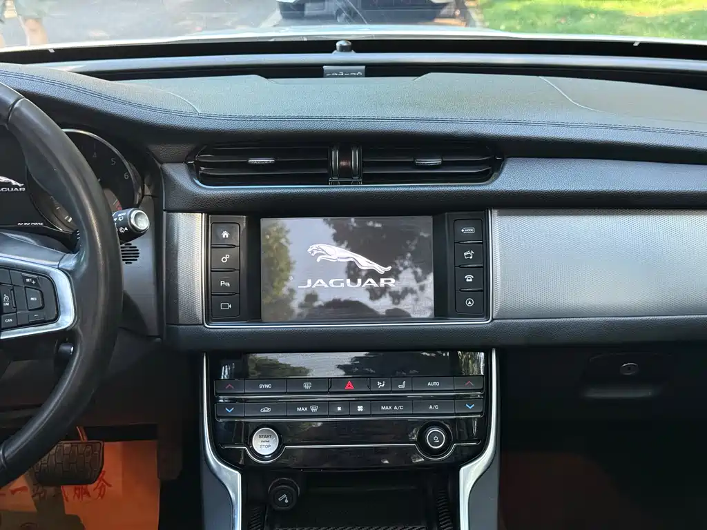 Jaguar XF 2019 — фото 27