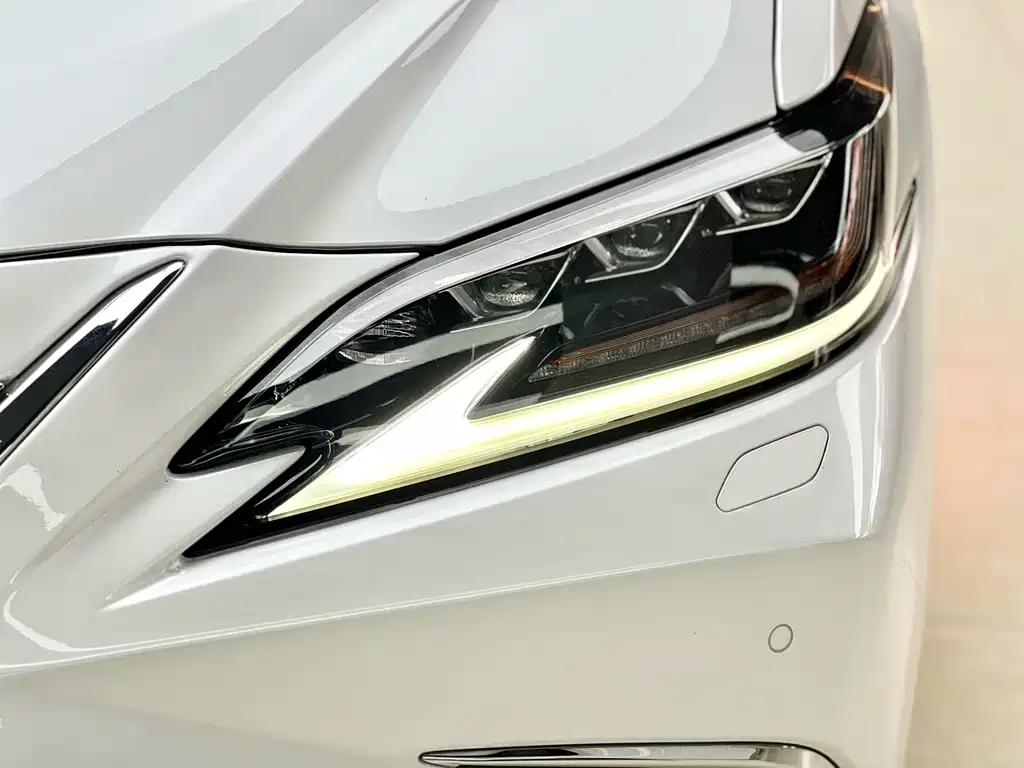 Lexus ES 2021 — фото 16