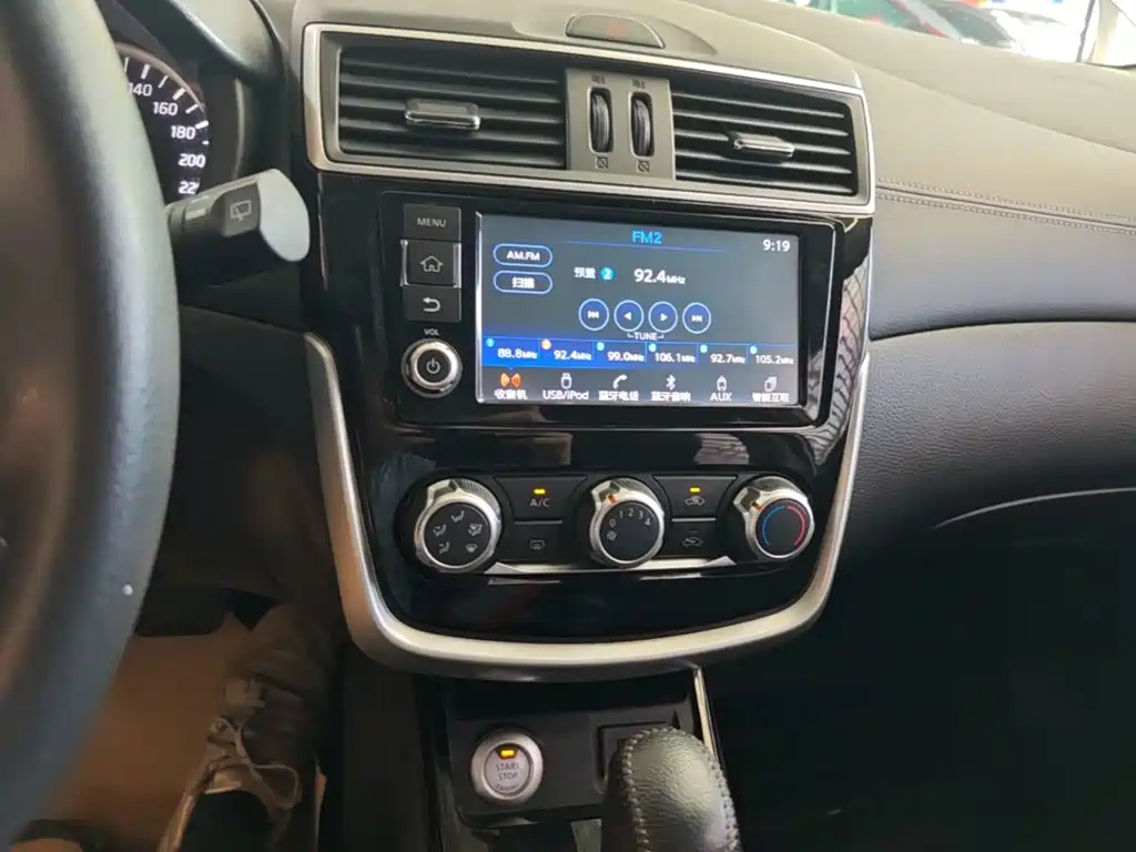 Nissan Tiida 2017 — фото 13