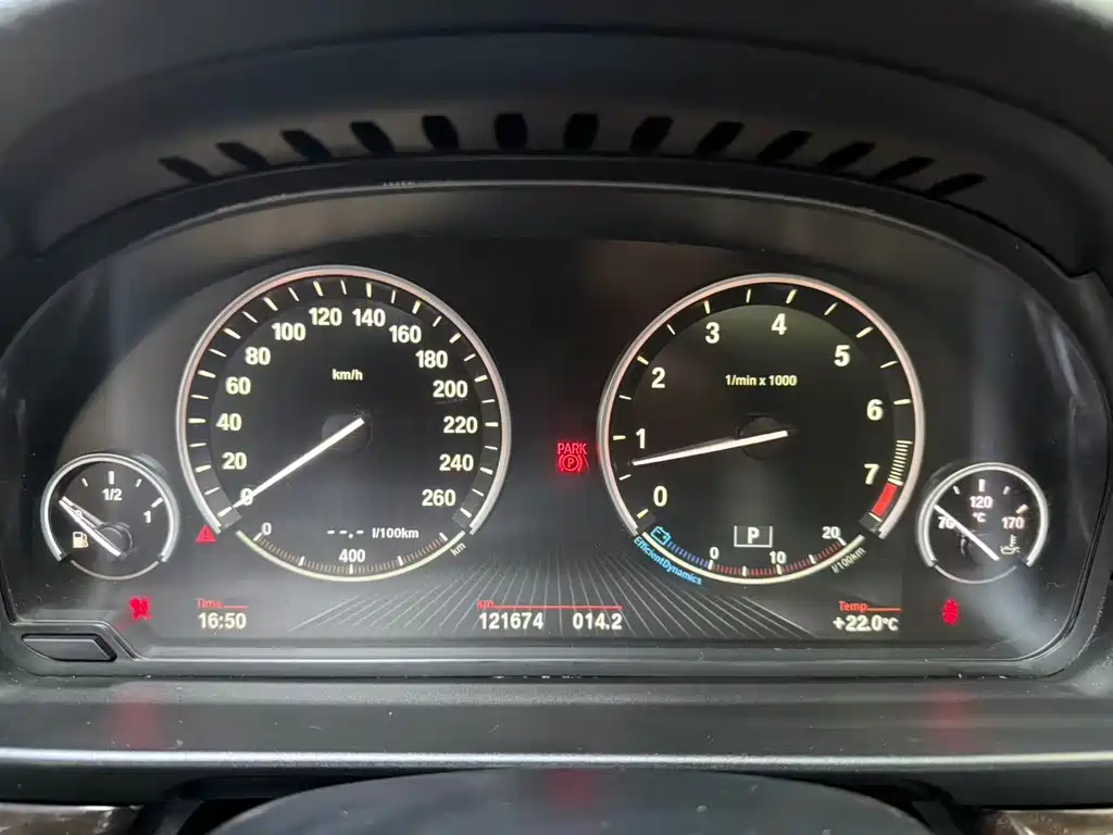 BMW 5 Series 2015 — фото 24