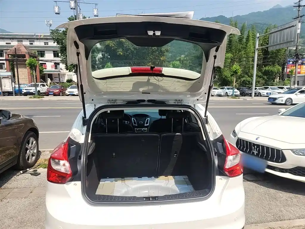 Ford Focus 2014 — фото 19