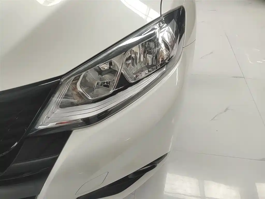 Nissan Tiida 2018 — фото 24