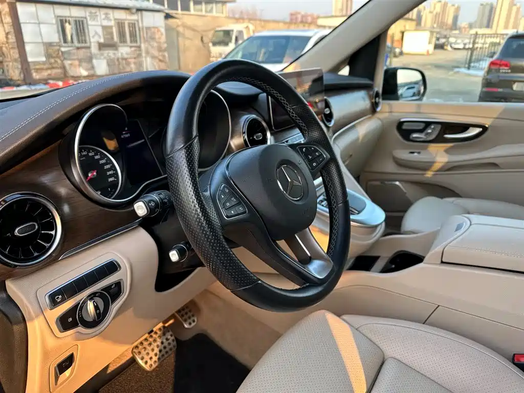 Mercedes-Benz V-Class 2023 — фото 15