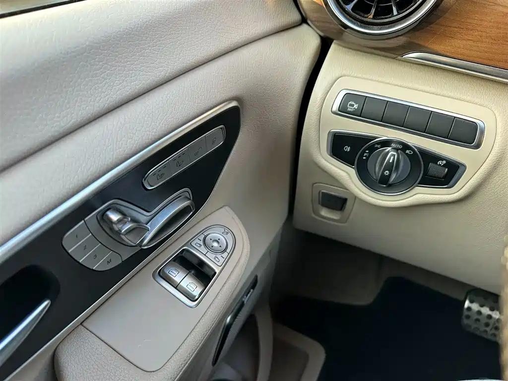 Mercedes-Benz V-Class 2023 — фото 22