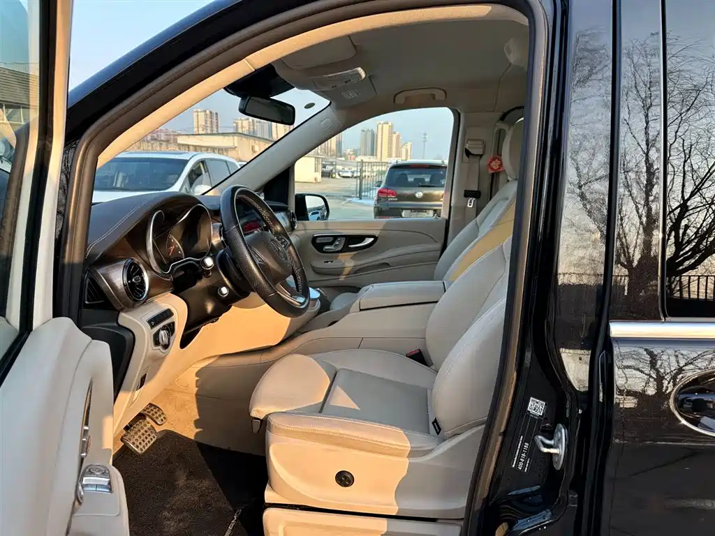 Mercedes-Benz V-Class 2023 — фото 9