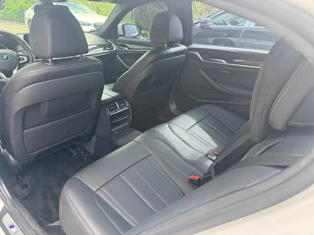 BMW 5 Series 2018 — фото 10