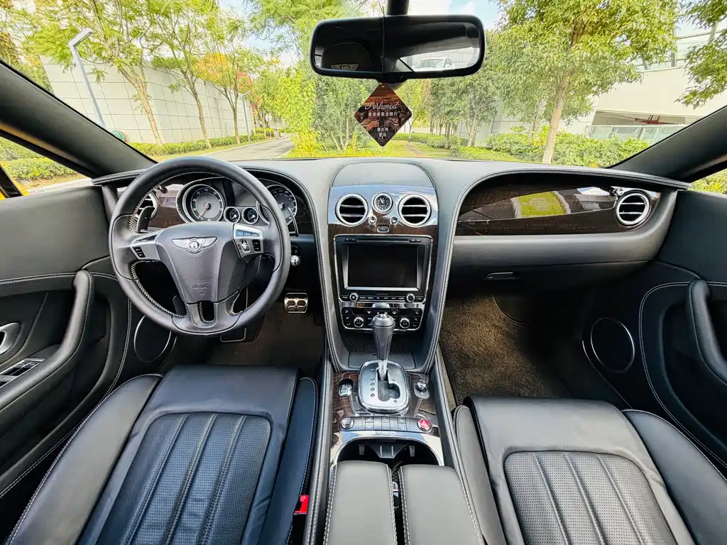 Bentley Continental 2018 — фото 19