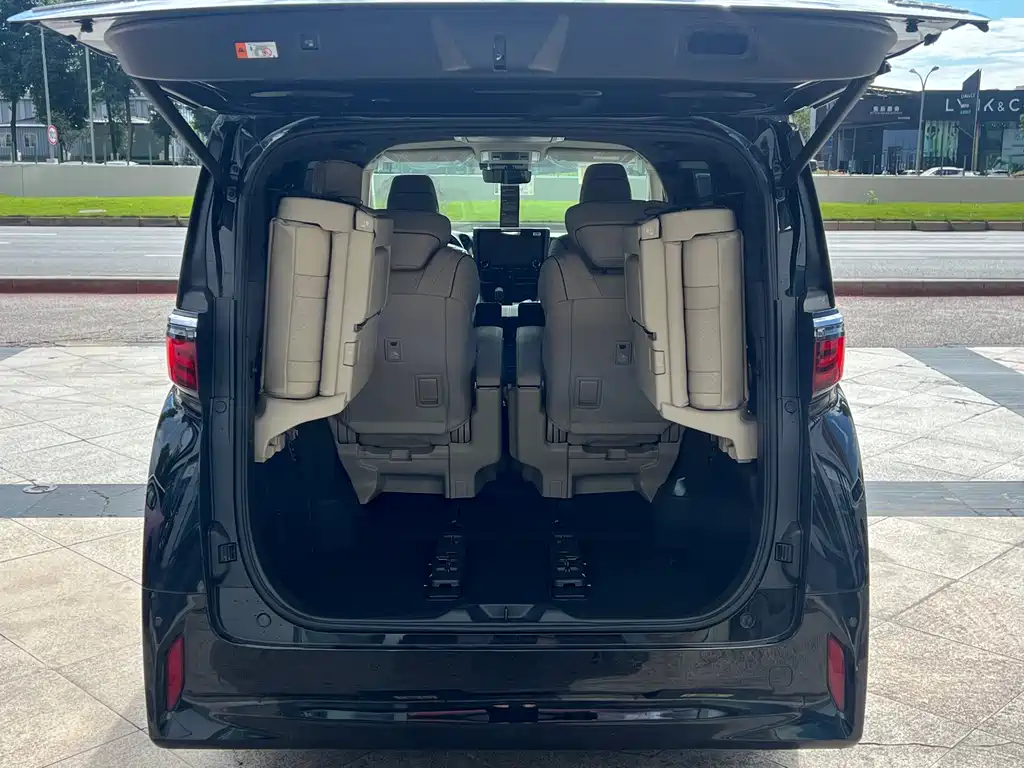 Toyota Alphard — фото 25