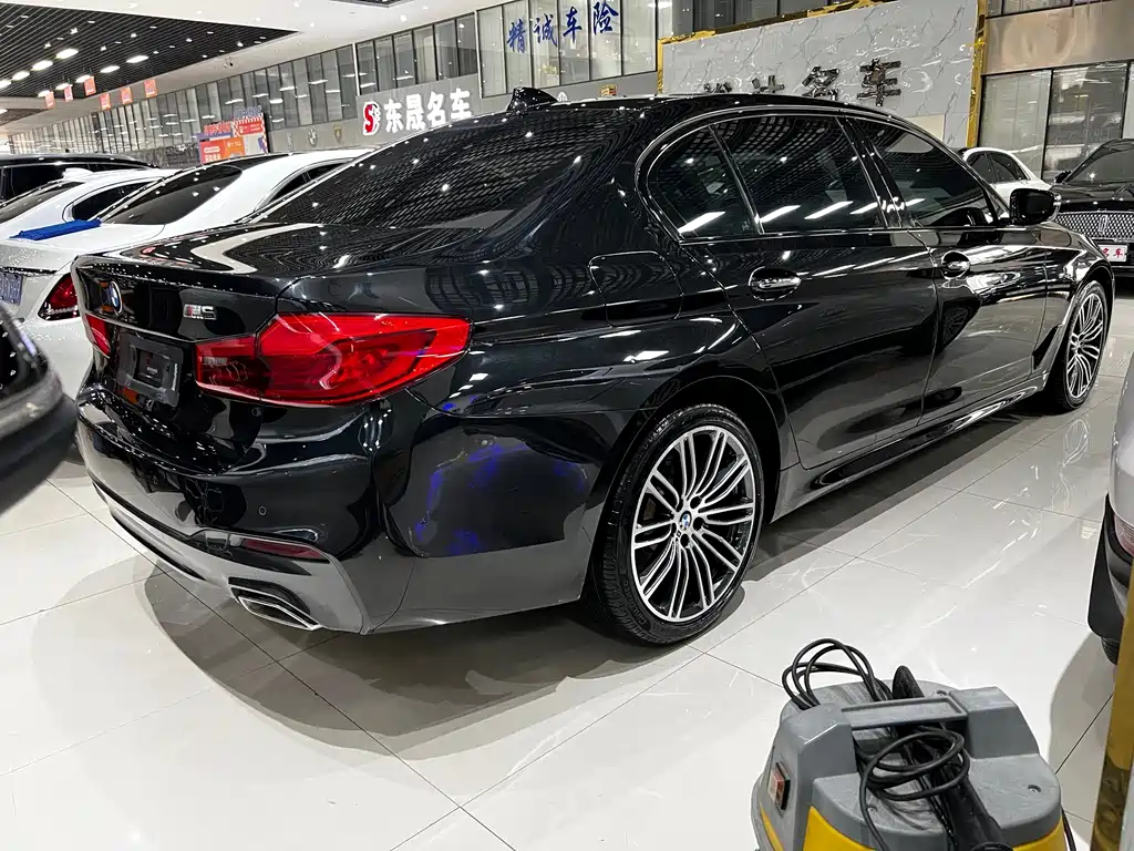 BMW 5 Series 2018 — фото 11