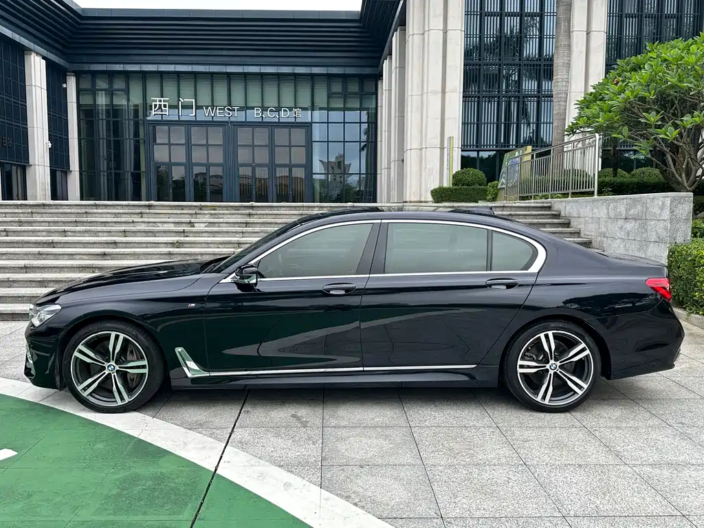 BMW 7 Series 2018 — фото 35