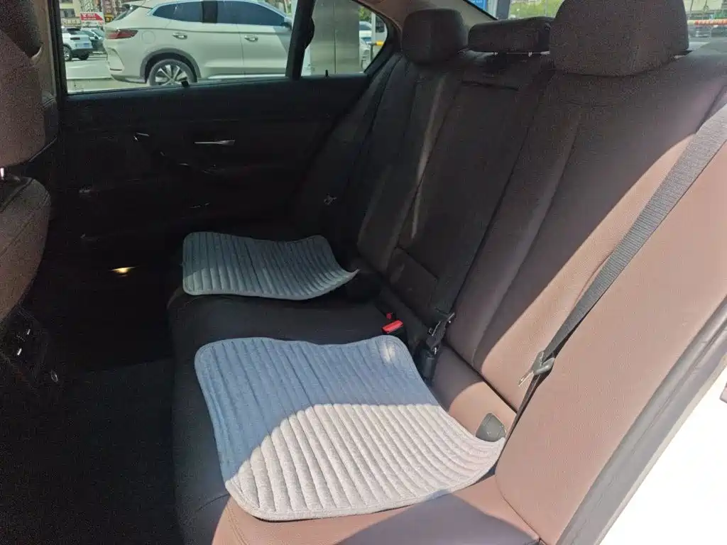 BMW 3 Series 2019 — фото 13