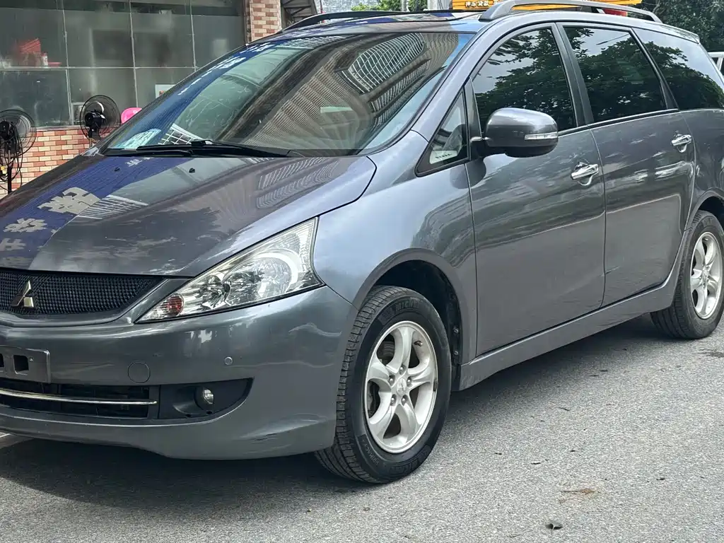 Mitsubishi Grandis 2011