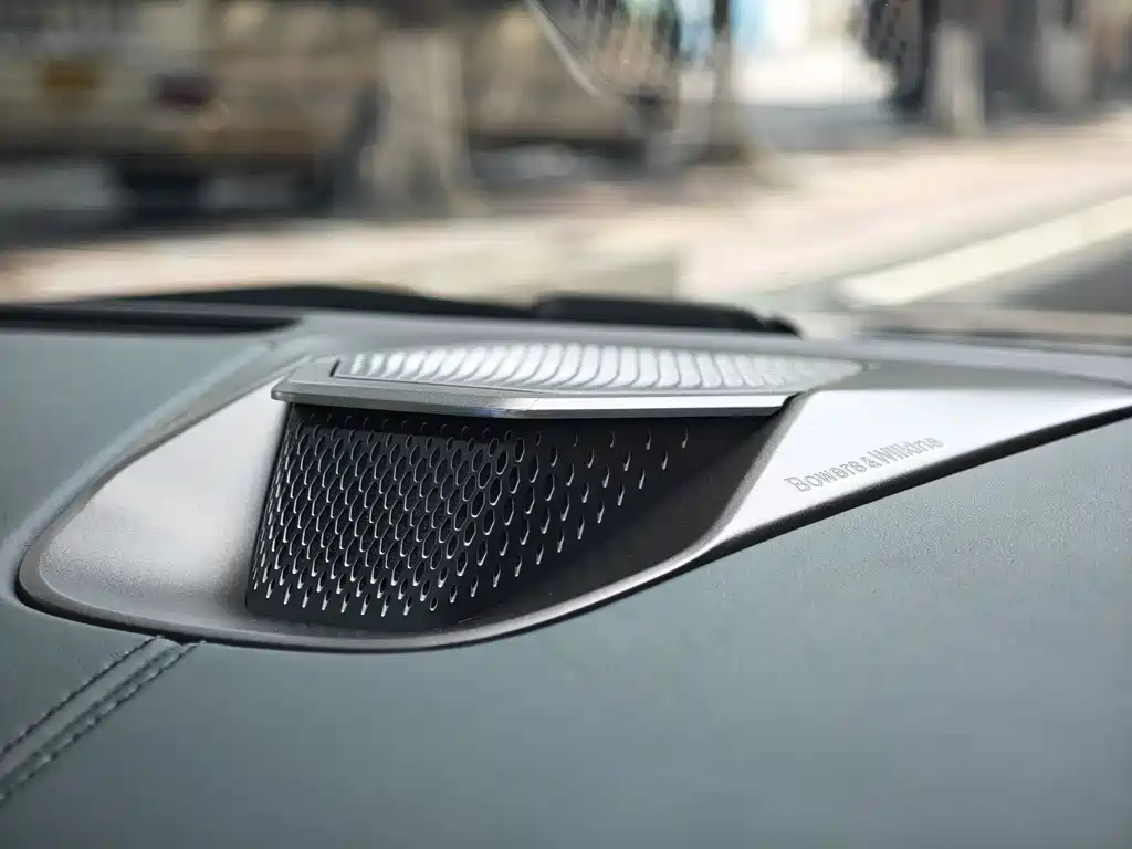 Aston Martin V8 Vantage 2025 — фото 17