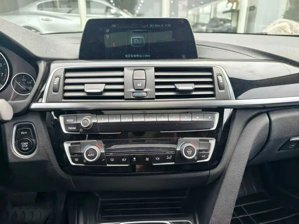 BMW 3 Series 2018 — фото 12
