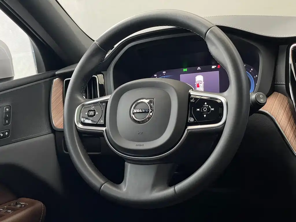 Volvo XC60 2022 — фото 13