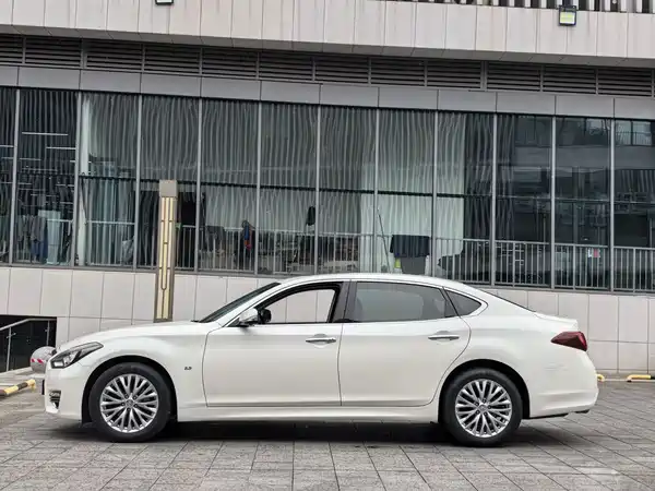 Infiniti Q70 2019