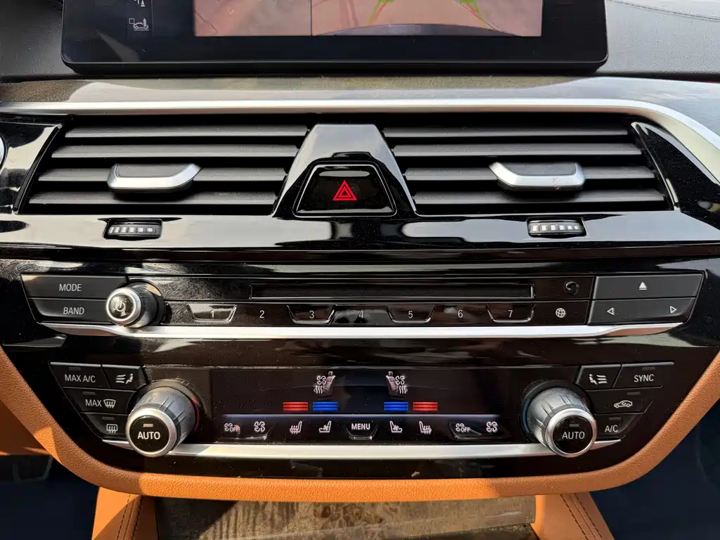 BMW 5 Series 2018 — фото 11