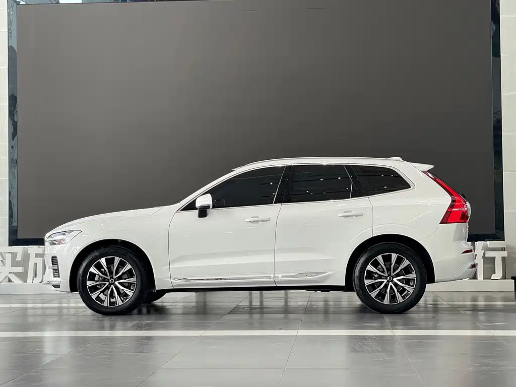 Volvo XC60 2022 — фото 3