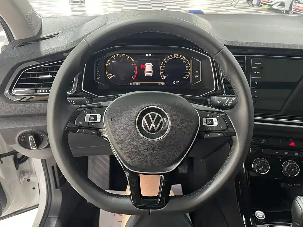 Volkswagen T-Roc 2023 — фото 13