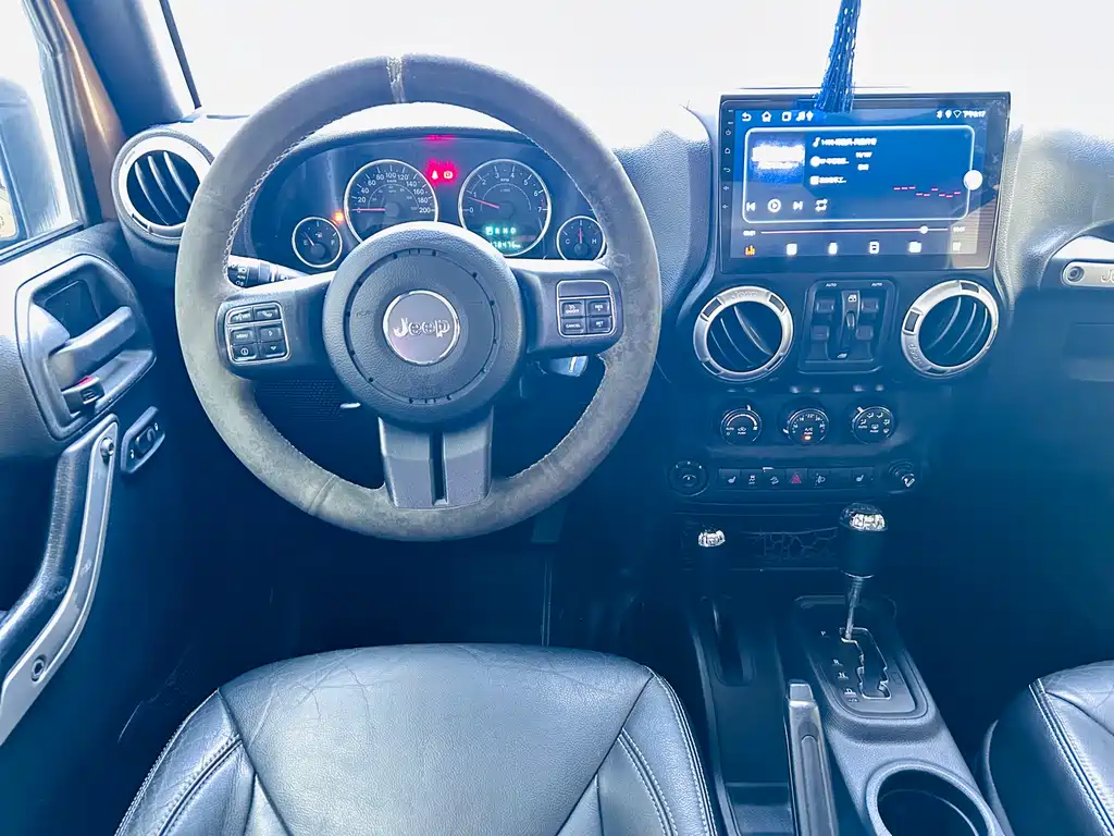 Jeep Wrangler 2015 — фото 9