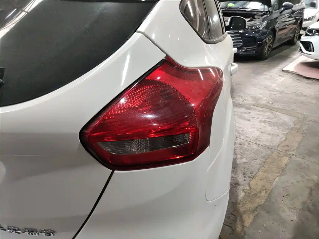 Ford Focus 2019 — фото 19