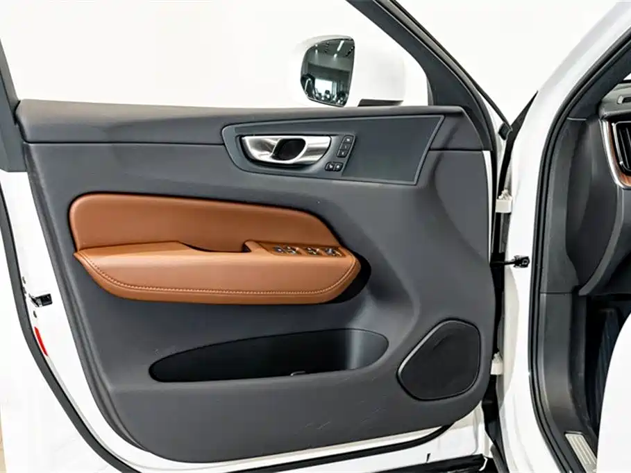 Volvo XC60 2025 — фото 17