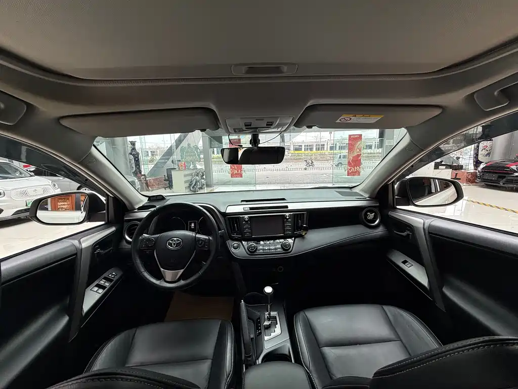Toyota RAV4 2018 — фото 16