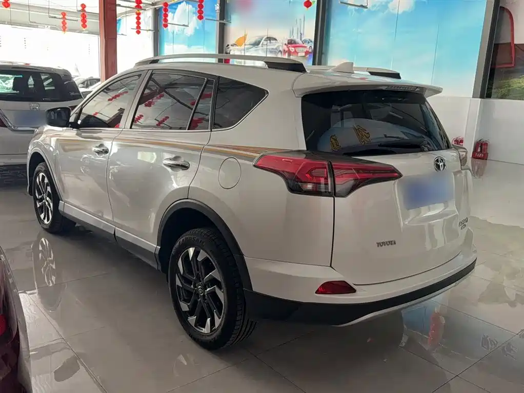 Toyota RAV4 2018 — фото 7