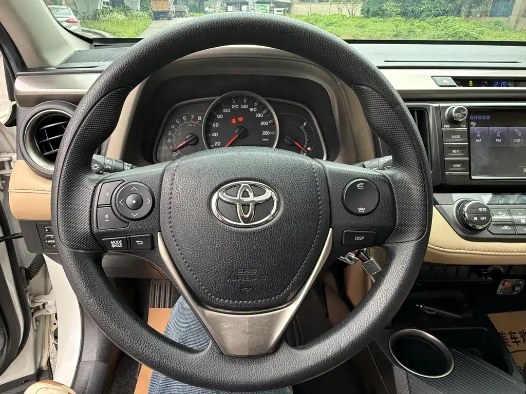Toyota RAV4 2016 — фото 11