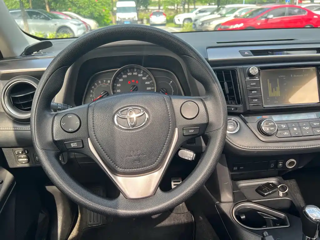 Toyota RAV4 2017 — фото 17