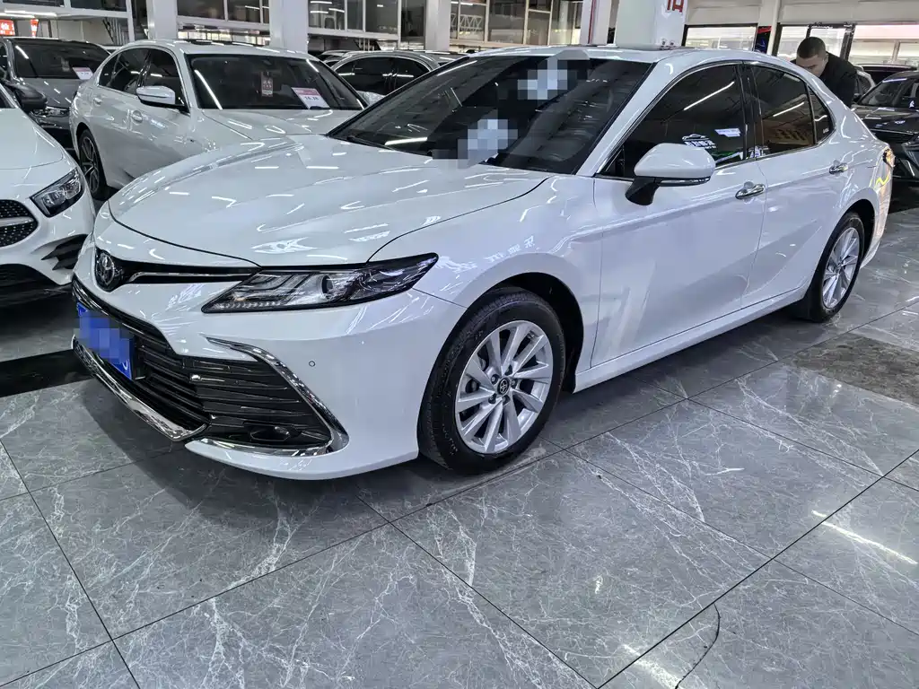 Toyota Camry 2023 — фото 1