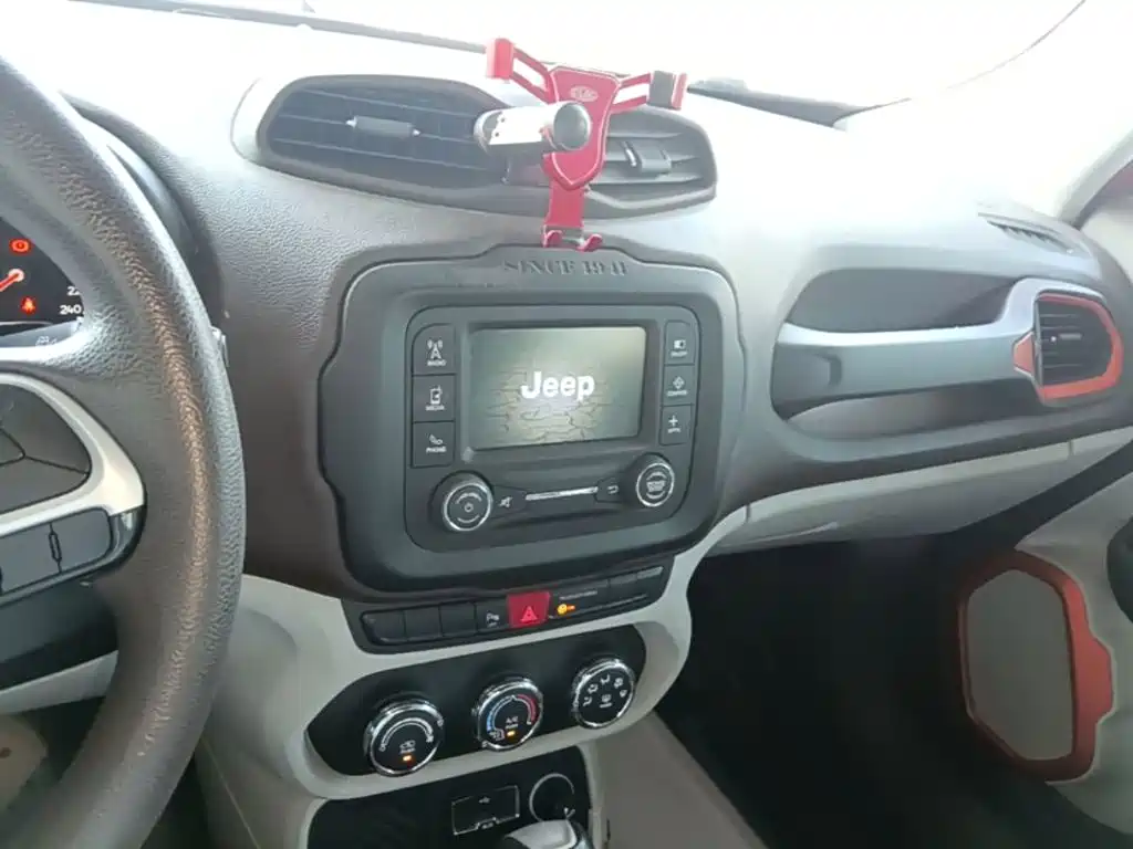 Jeep Renegade 2016 — фото 13