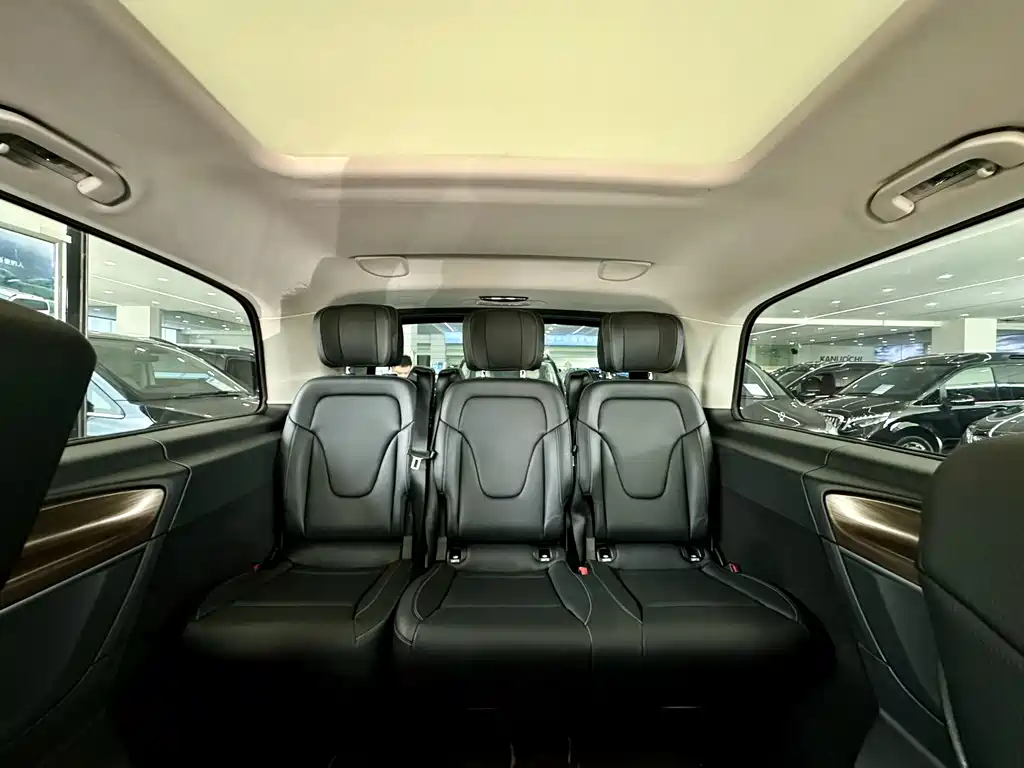Mercedes-Benz V-Class 2021 — фото 14